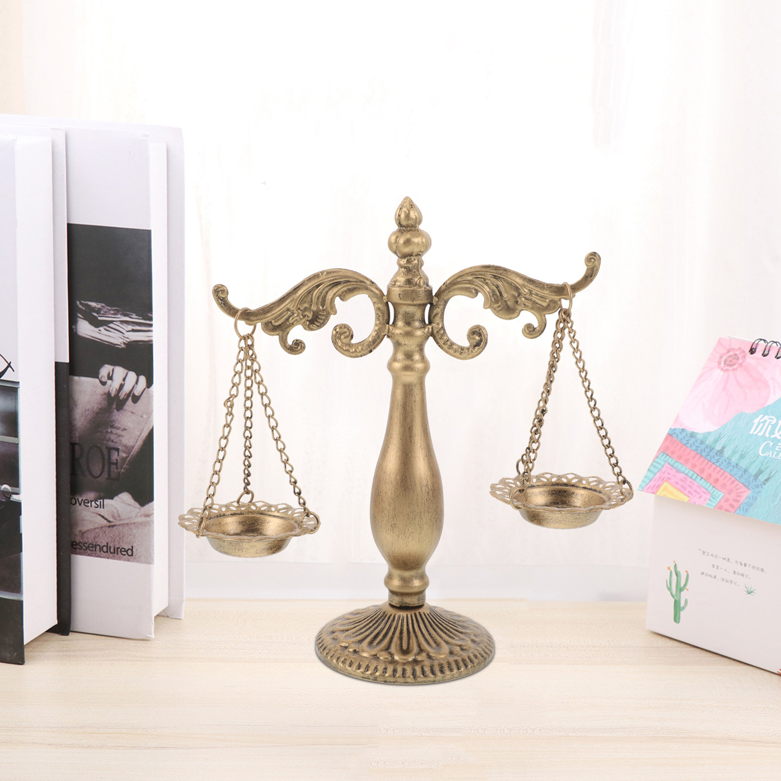 Home Office With Library - Retro Vintage Metal Terazi Heykeli Demir